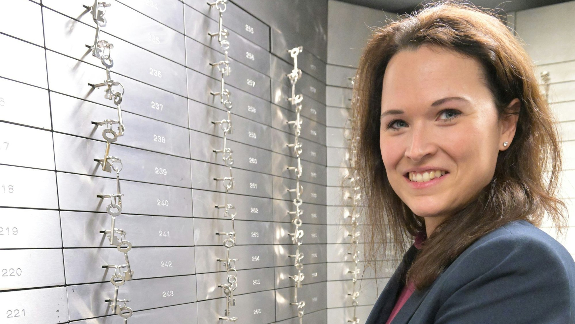 Stephanie Jordan öffnet eines der Schließfächer in dem Safe mit den 500 Schließfächern.