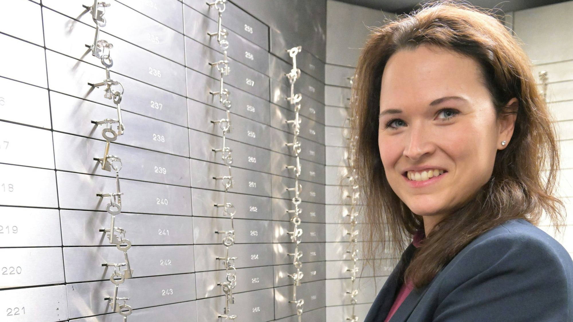 Stephanie Jordan öffnet eines der Schließfächer in dem Safe mit den 500 Schließfächern.