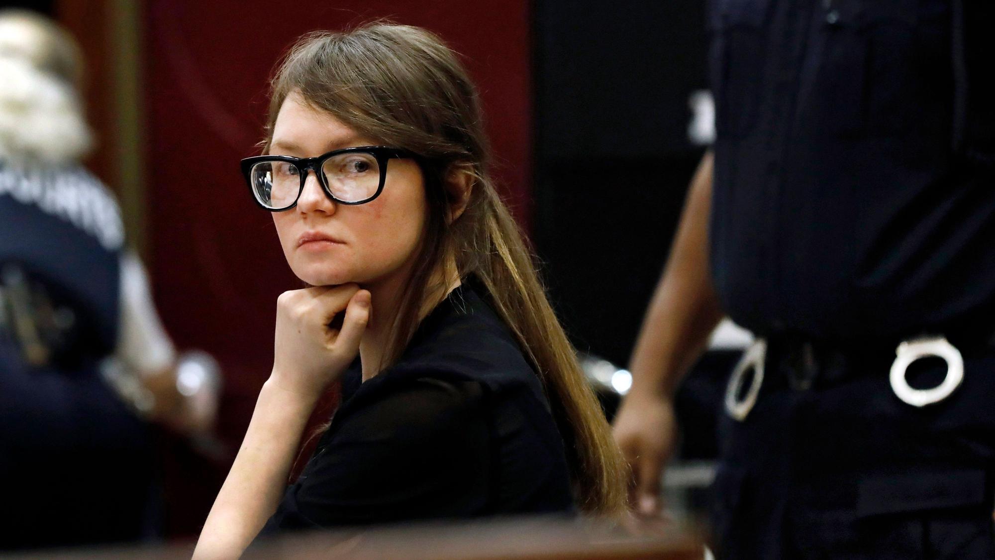 Anna Sorokin blickt über ihre Schulter.
