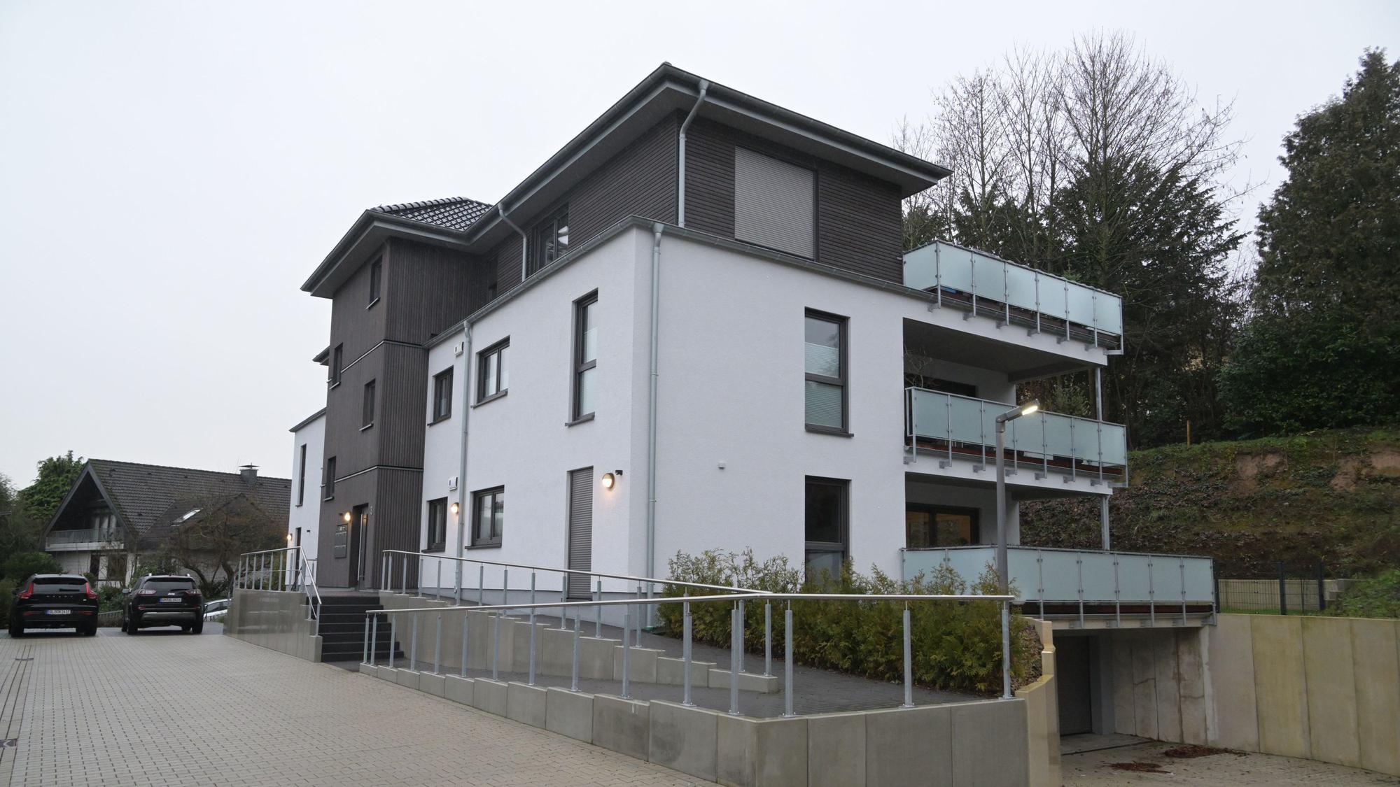 Das Haus aus Holz fällt nicht auf, seine Fassade ist grau-weiß.