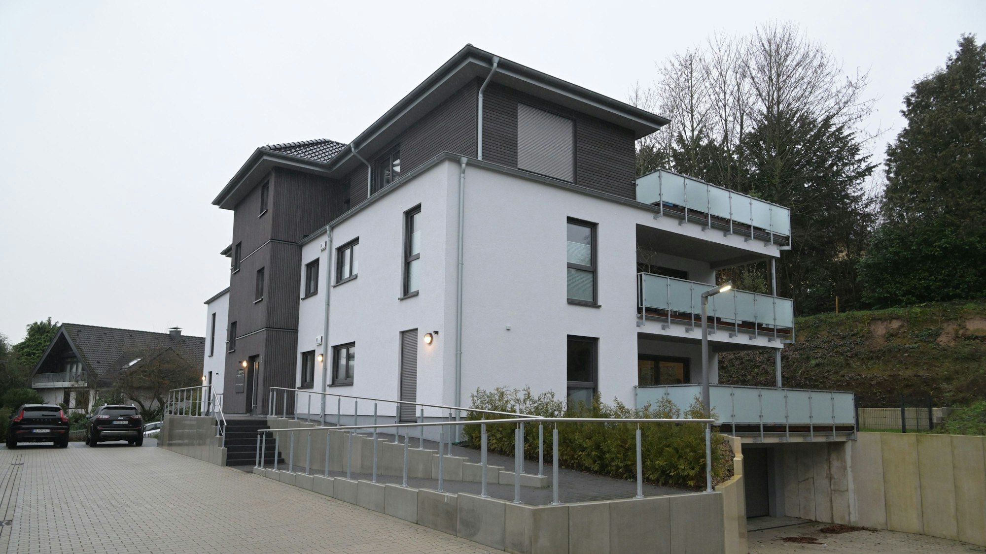Das Haus aus Holz fällt nicht auf, seine Fassade ist grau-weiß.