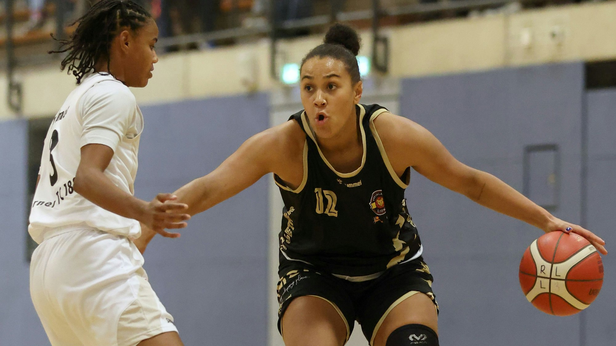 Anna Lappenküper führt den Ball an der Hand an ihrer Gegenspielerin vorbei.
