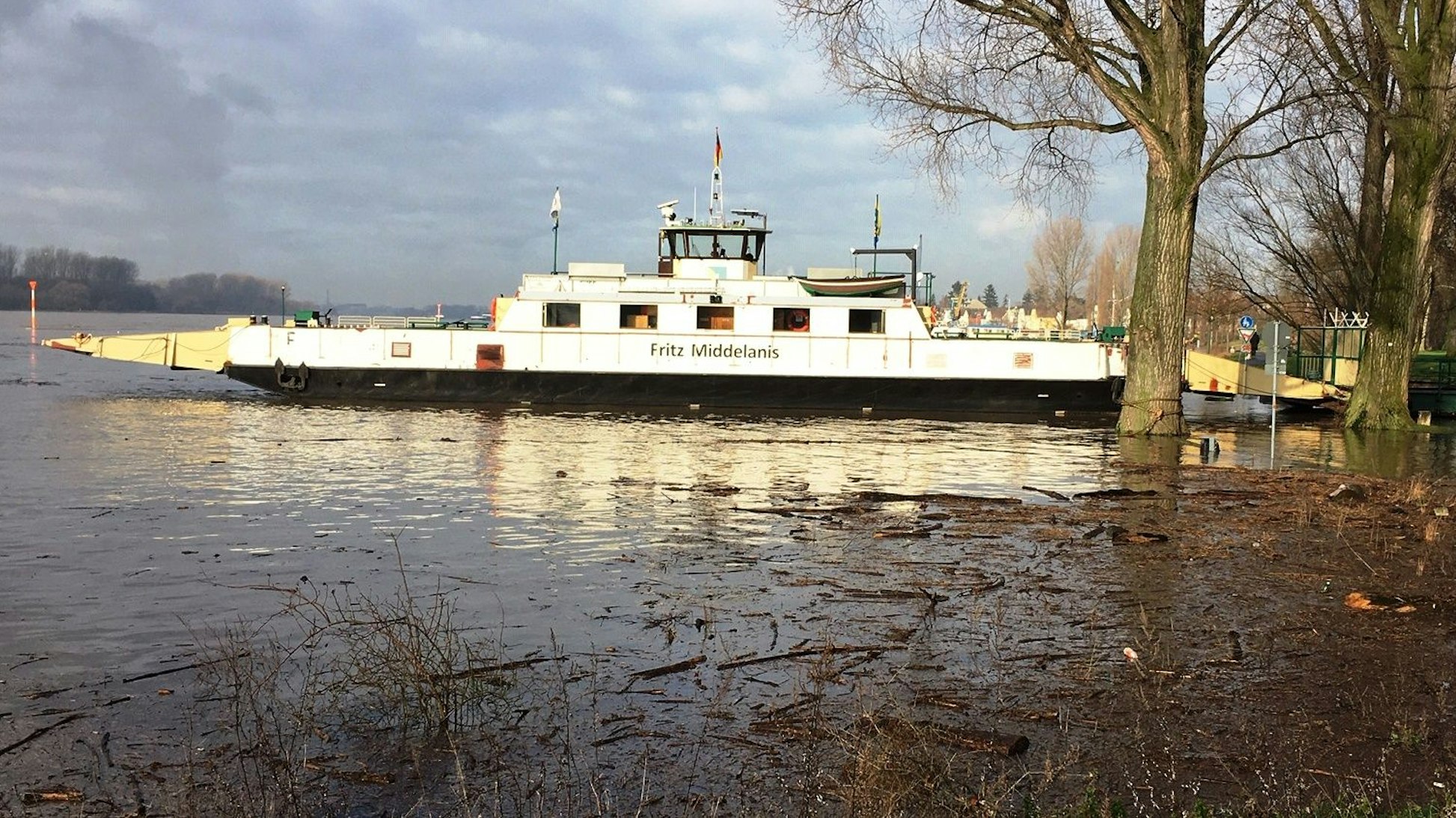 Die Rheinfähre Langel-Hitdorf bei Hochwasser an der Hitdorfer Anlegestelle (Archivfoto).