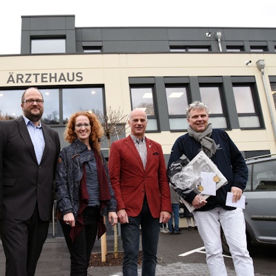 Die Ärzte, die Ärztin und der Architekt stehen vor dem neuen Ärztehaus am Lepperhammer in Engelskirchen.