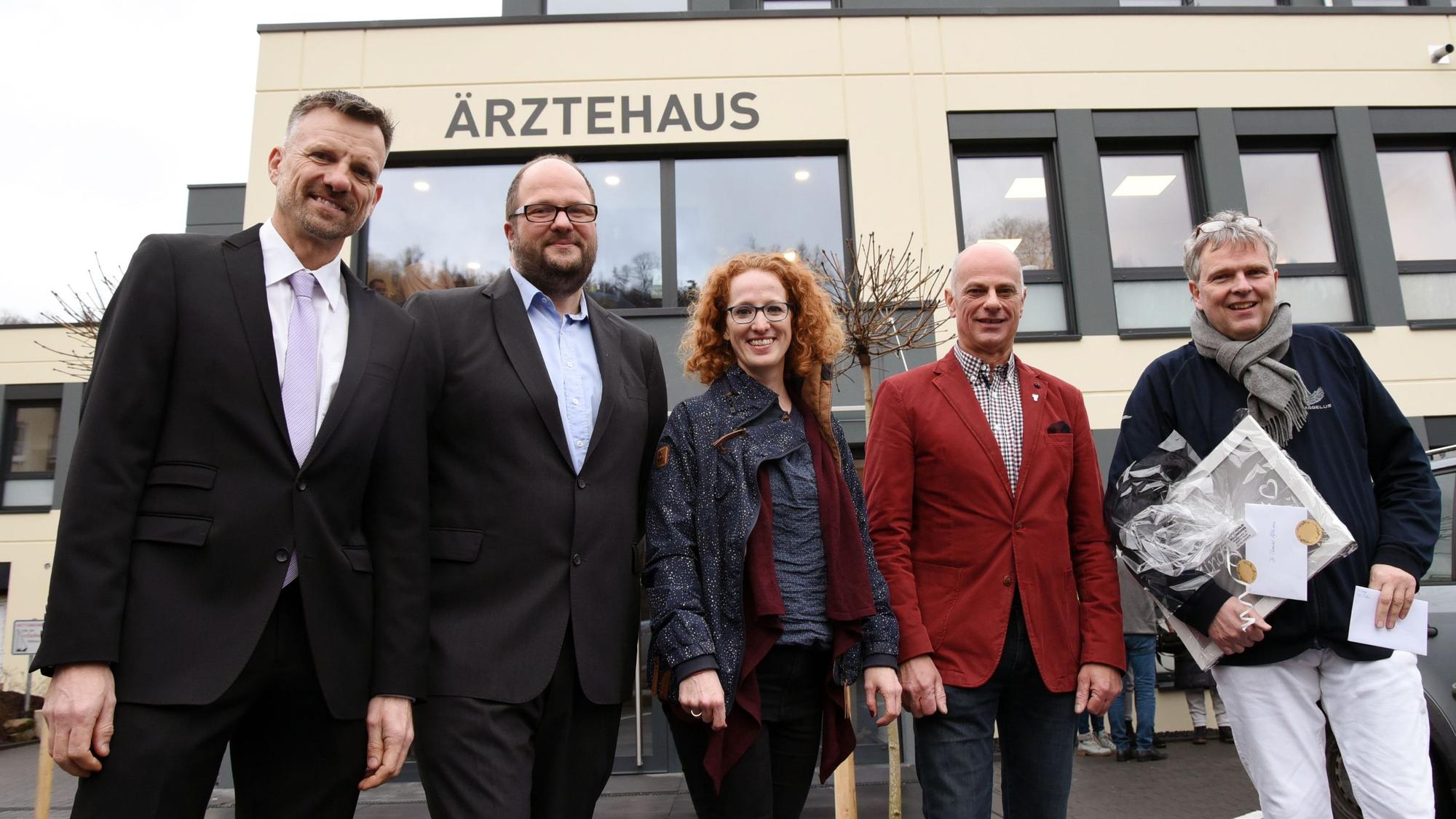 Die Ärzte, die Ärztin und der Architekt stehen vor dem neuen Ärztehaus am Lepperhammer in Engelskirchen.