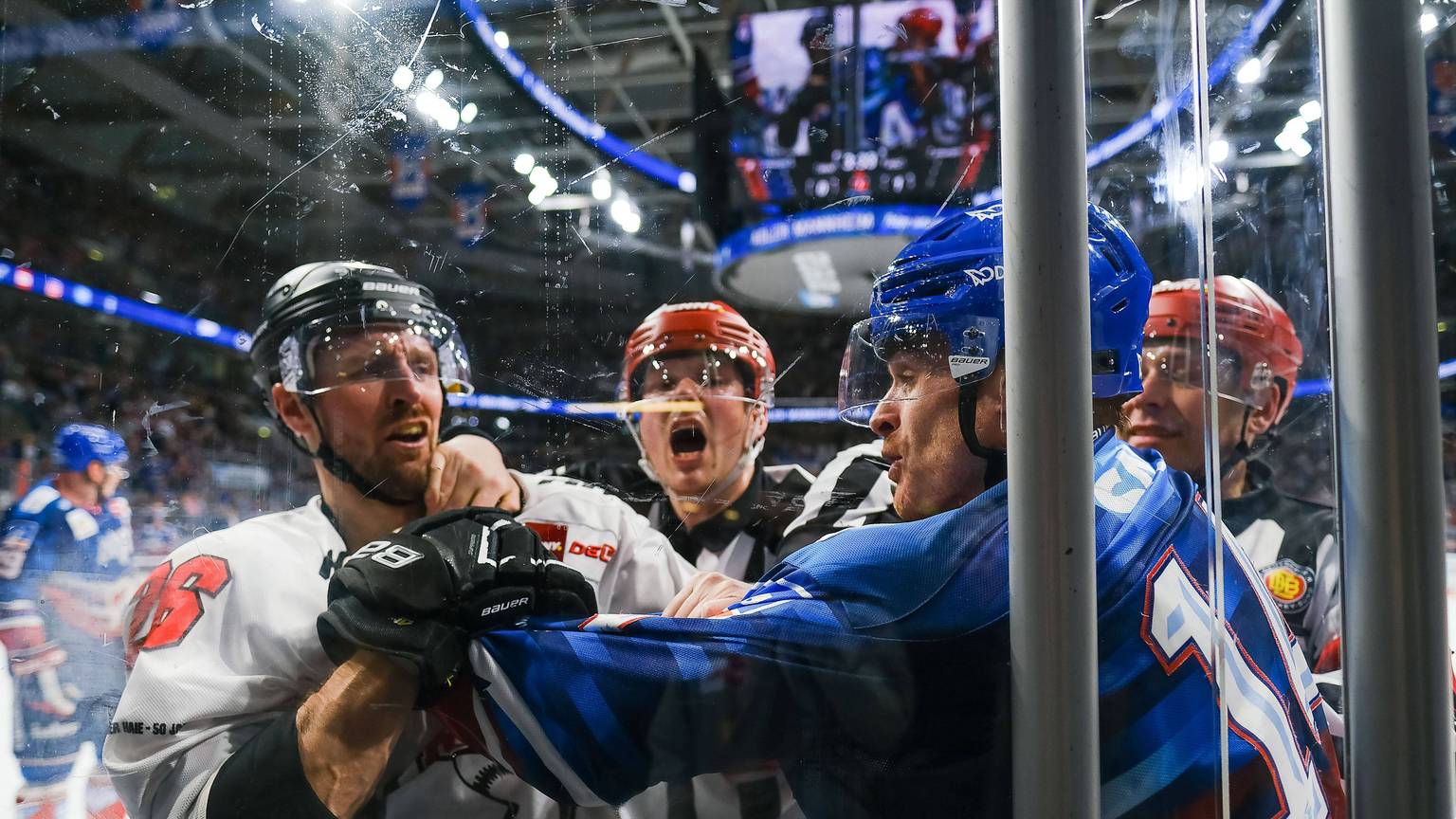 Streit zwischen David Mcintyre und Jordan Szwarz Adler Mannheim.