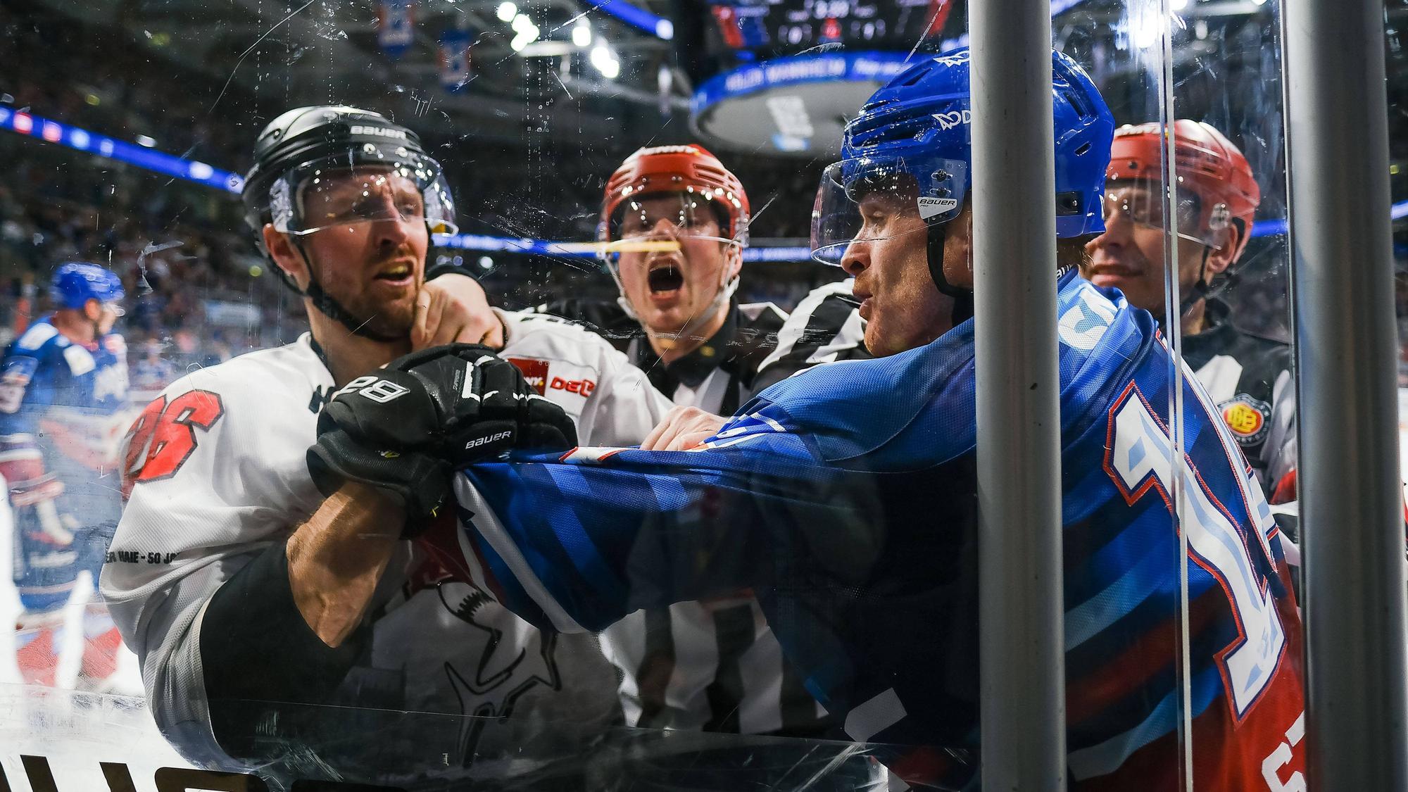 Streit zwischen David Mcintyre und Jordan Szwarz Adler Mannheim.