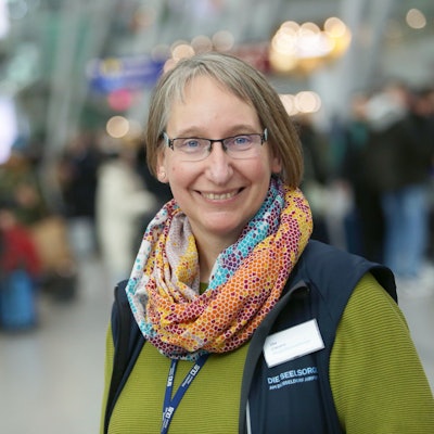 Flughafenseelsorgerin Ute Clevers im Terminal A des Düsseldorfer Flughafens