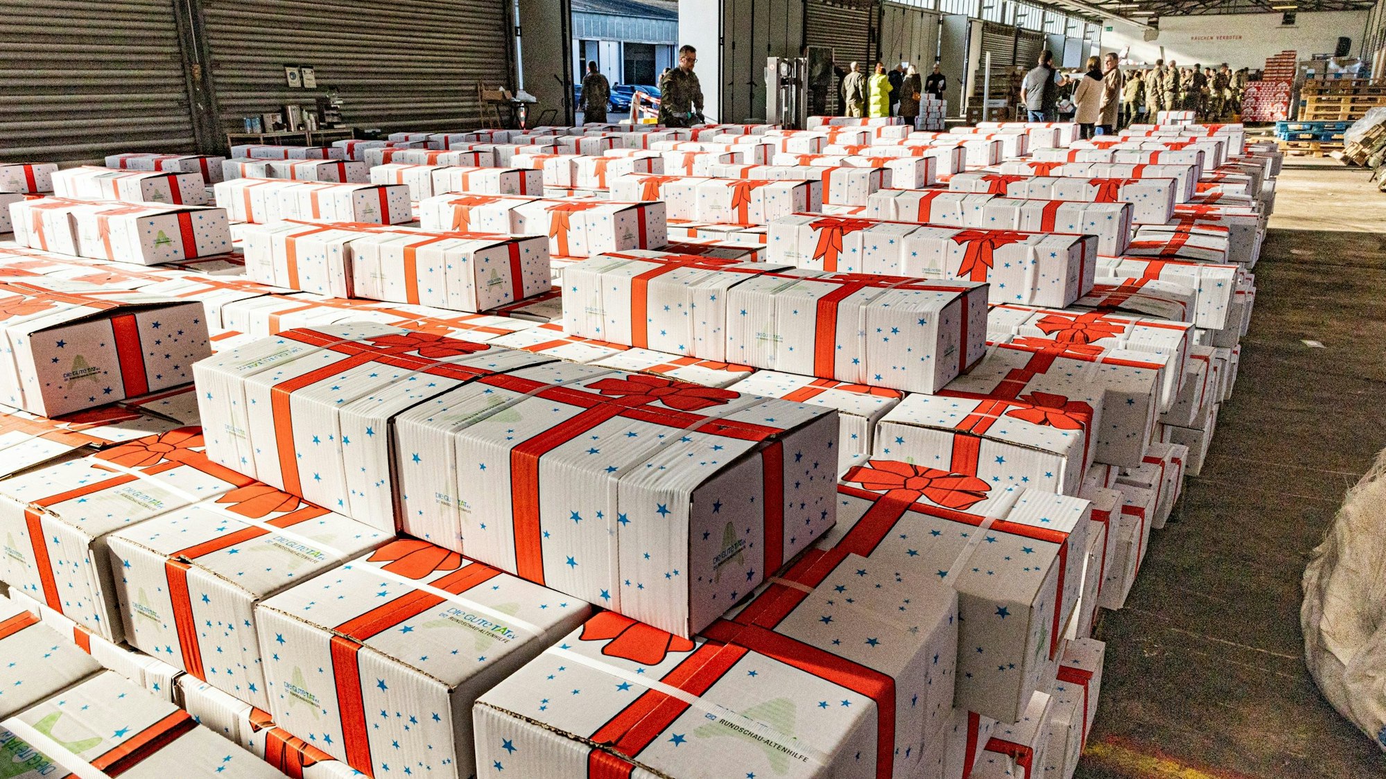 Eine besondere Freude machten die Weihnachtsgeschenke den älteren Bedürftigen.