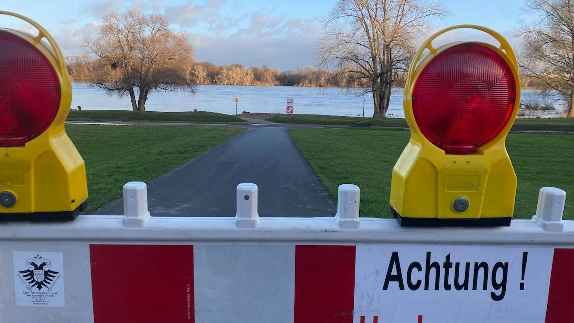 Hochwasserschilder am Rhein