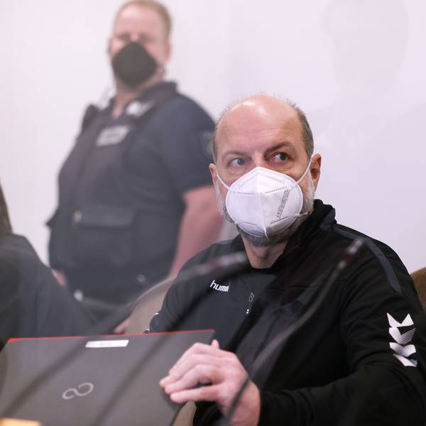 Der Angeklagte Thomas Drach (r) sitzt im Landgericht neben seinem Anwalt Andreas Kerkhof (l)