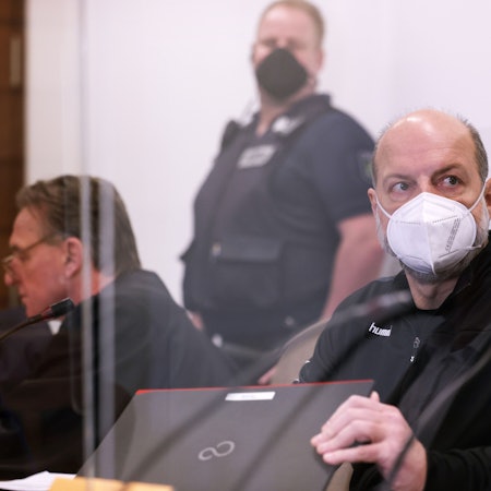 Der Angeklagte Thomas Drach (r) sitzt im Landgericht neben seinem Anwalt Andreas Kerkhof (l)