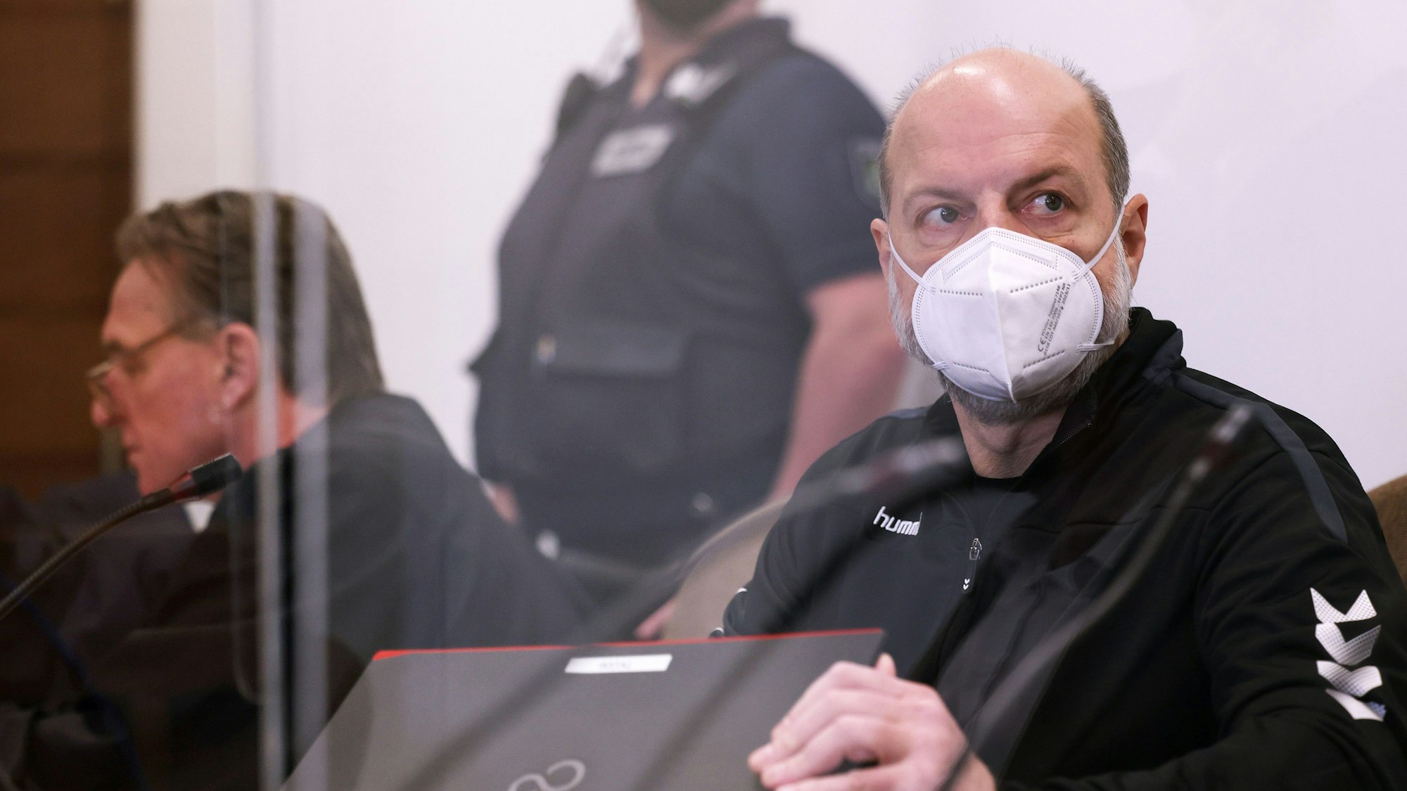 Der Angeklagte Thomas Drach (r) sitzt im Landgericht neben seinem Anwalt Andreas Kerkhof (l)