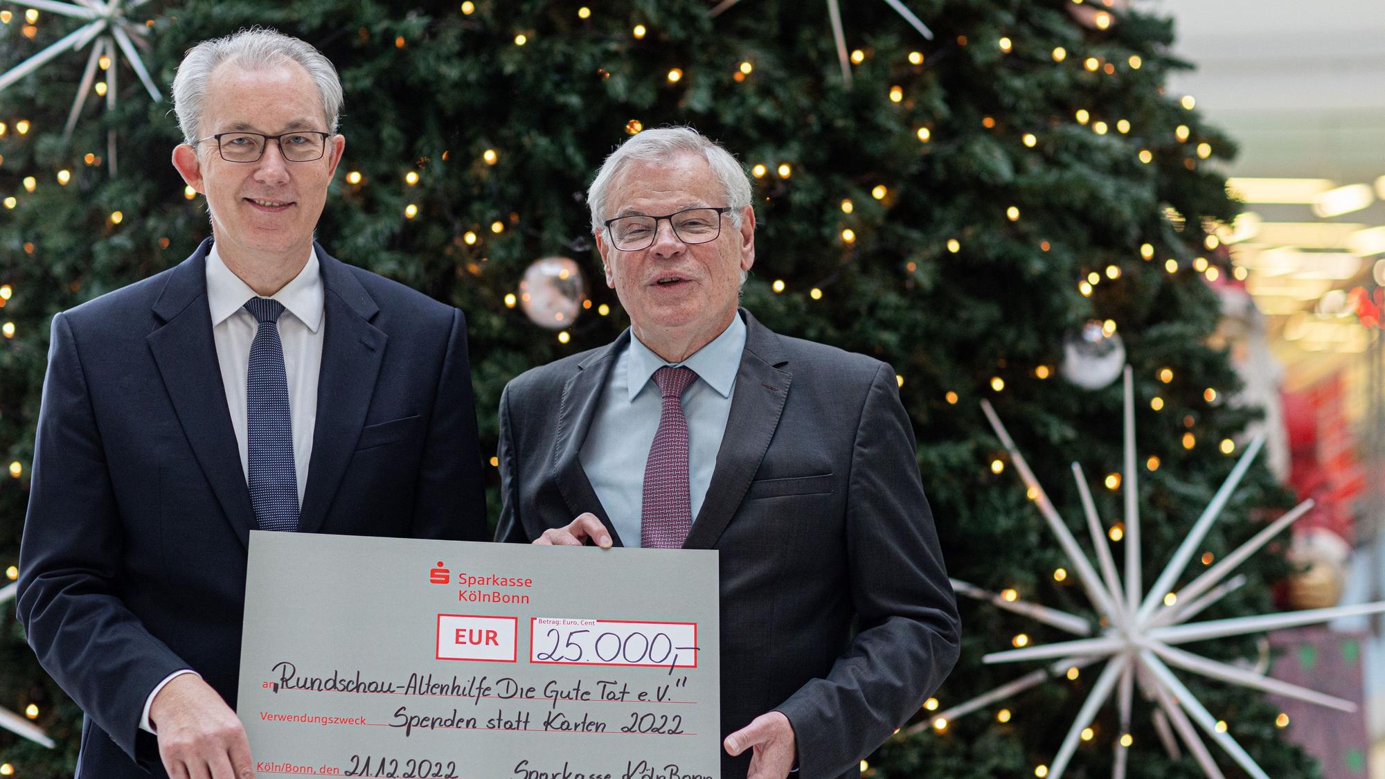 Rundschau-Herausgeber Helmut Heinen (rechts) hier mit Sparkassen-Vorstand Ulrich Voigt