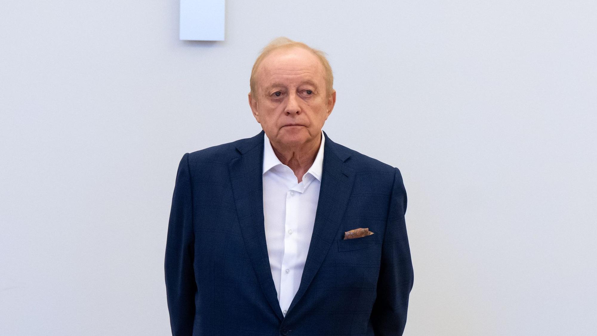 Alfons Schuhbeck, Koch und Unternehmer, steht vor Prozessbeginn als Angeklagter im Gerichtssaal im Landgericht München I. (Archivbild)