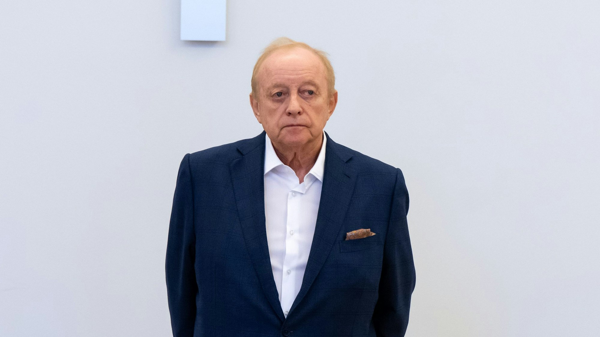 Alfons Schuhbeck, Koch und Unternehmer, steht vor Prozessbeginn als Angeklagter im Gerichtssaal im Landgericht München I. (Archivbild)