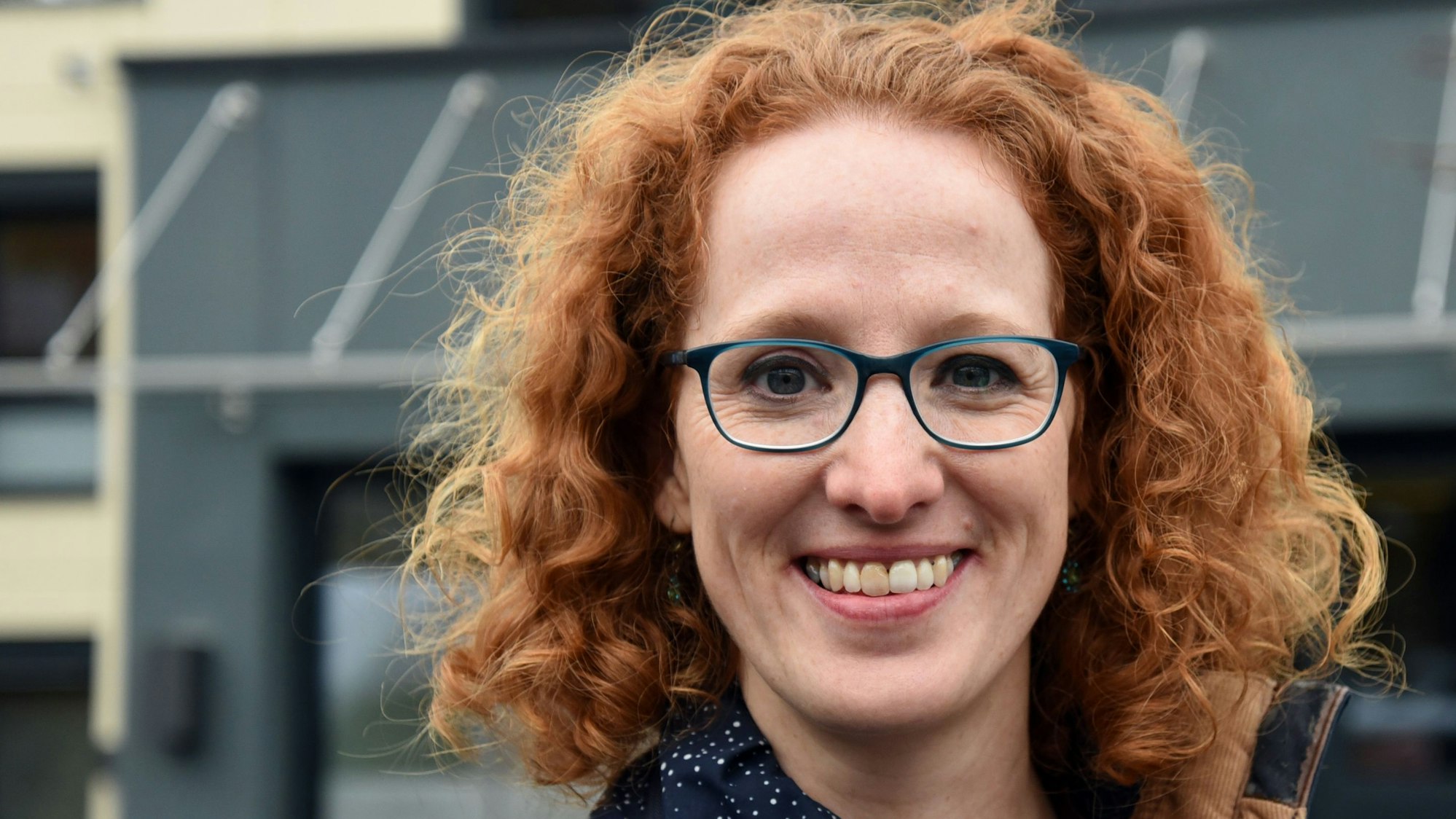 Kinder- und Jugendärztin Inga Schmitt vor dem frisch eingeweihten Ärztehaus am Lepperhammer.