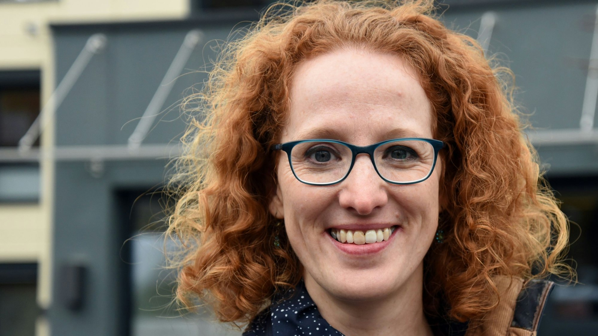 Kinder- und Jugendärztin Inga Schmitt vor dem frisch eingeweihten Ärztehaus am Lepperhammer.