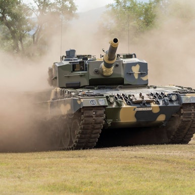 ARCHIV - 24.07.2020, Ungarn, Tata: Ein Panzer des Typs Leopard 2 A4 wird zur Demonstration bei der feierlichen Übergabe der ersten vier Panzer an die ungarische Armee gefahren.