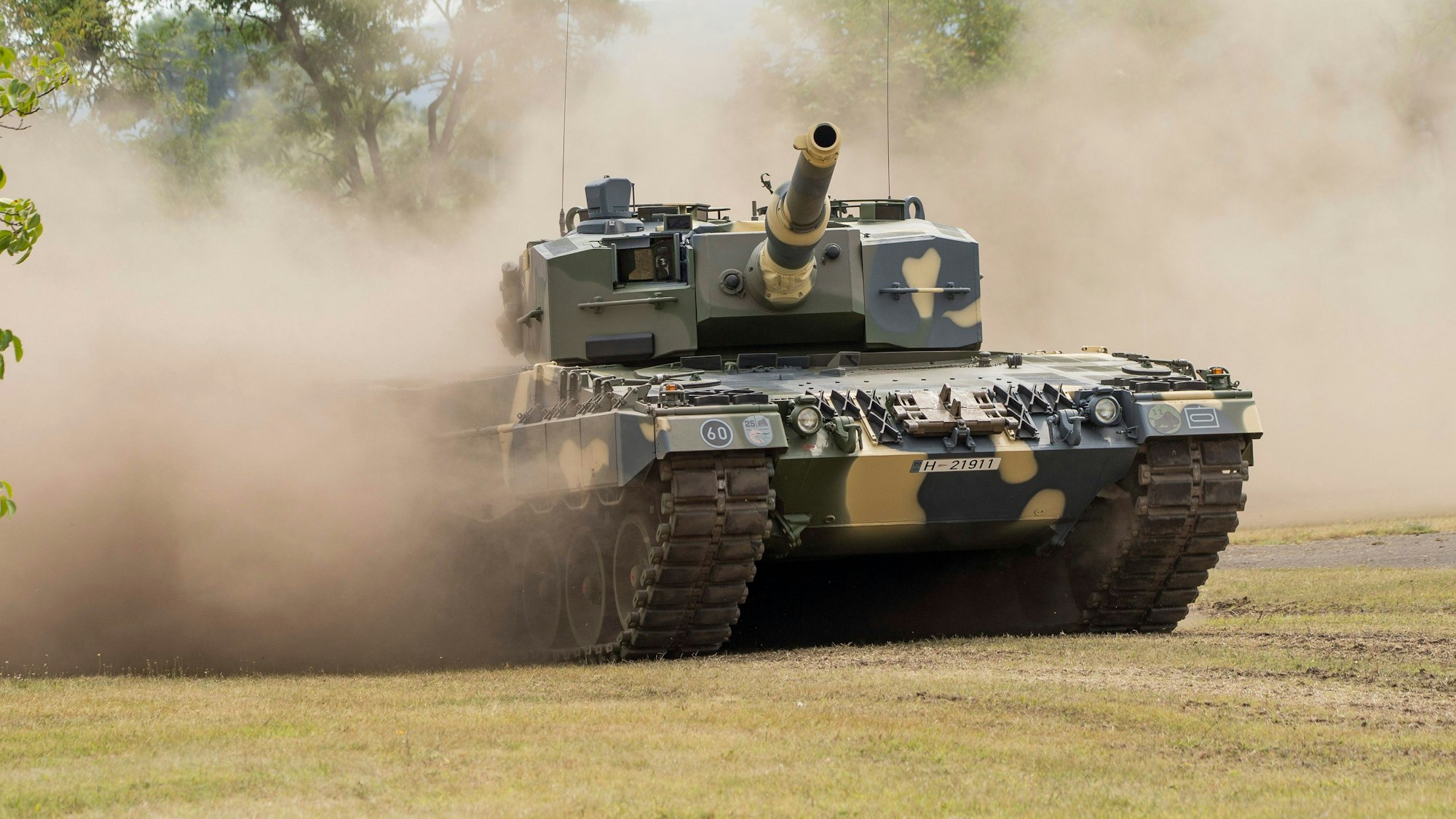 ARCHIV - 24.07.2020, Ungarn, Tata: Ein Panzer des Typs Leopard 2 A4 wird zur Demonstration bei der feierlichen Übergabe der ersten vier Panzer an die ungarische Armee gefahren.