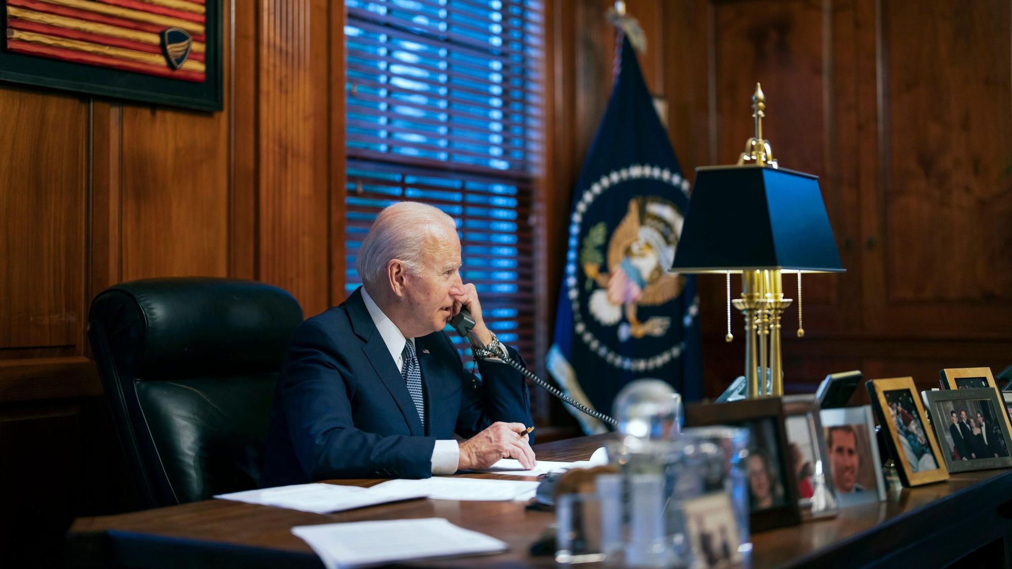Präsident Joe Biden telefoniert in seinem Privathaus in Wilmington.
