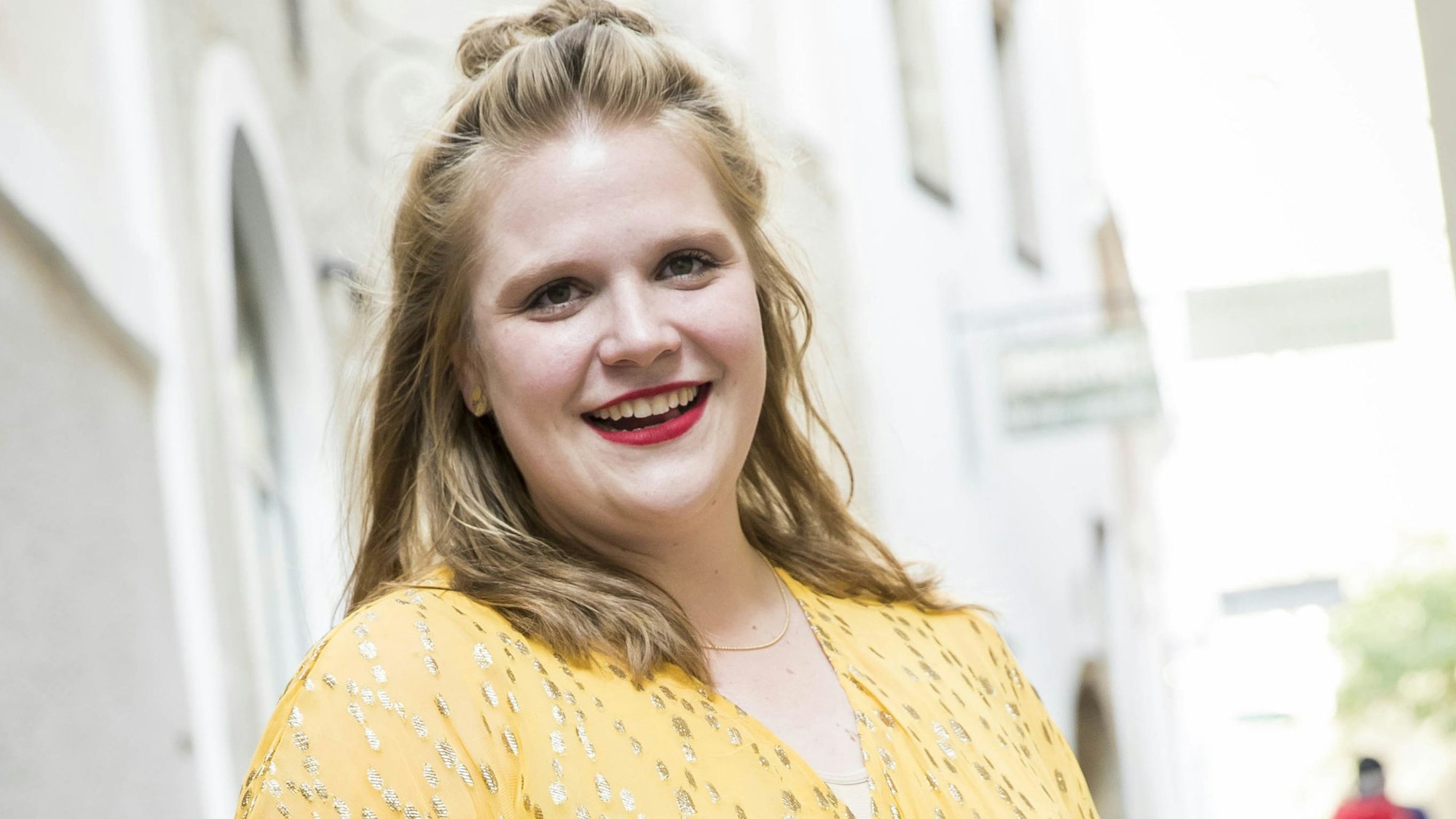 Stefanie Reinsperger, lacht freundlich in die Kamera