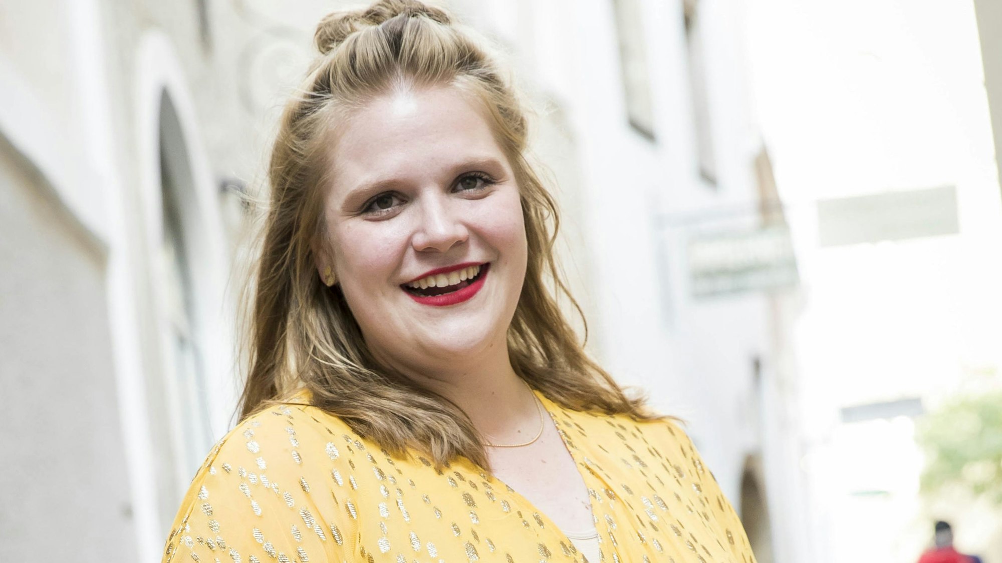 Stefanie Reinsperger, lacht freundlich in die Kamera