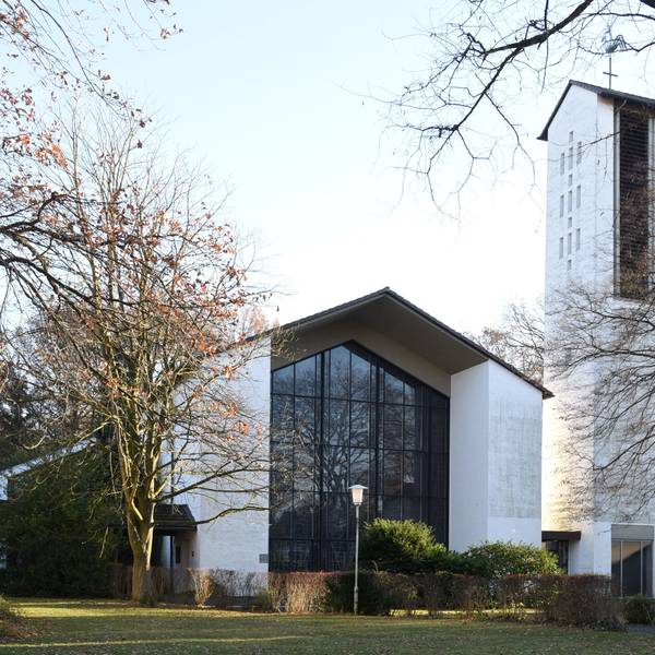 Die Kirche St. Maria Königin in Bergisch Gladbach-Frankenforst.