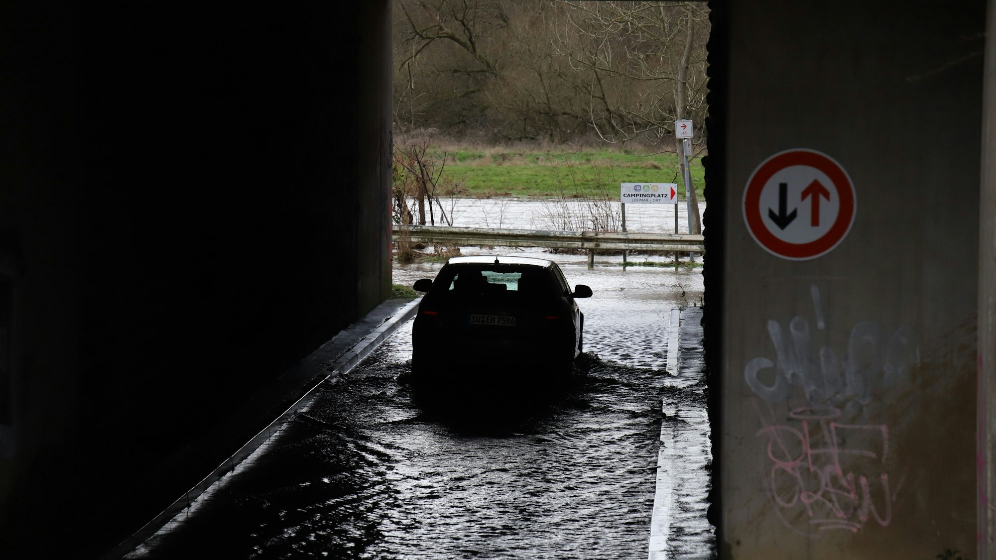 Die Autobahnunterführung zum Campingplatz, hier im Januar 2023, war überflutet. An Sieg und Agger stiegen die Pegelstände rasant an, die Hochwasserwelle hat am Freitagmittag ihren Scheitelpunkt gehabt.