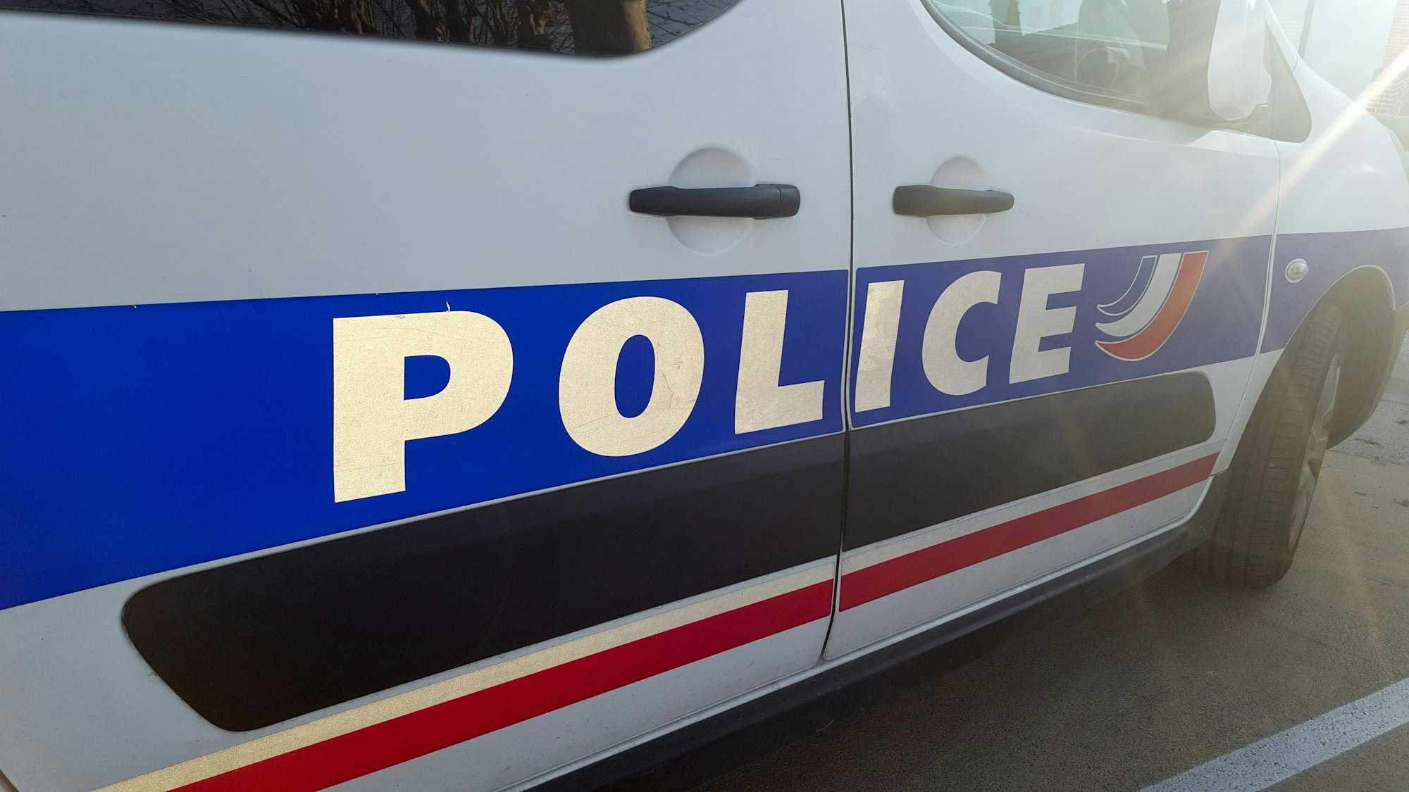Französischer Polizeiwagen von der Seite.