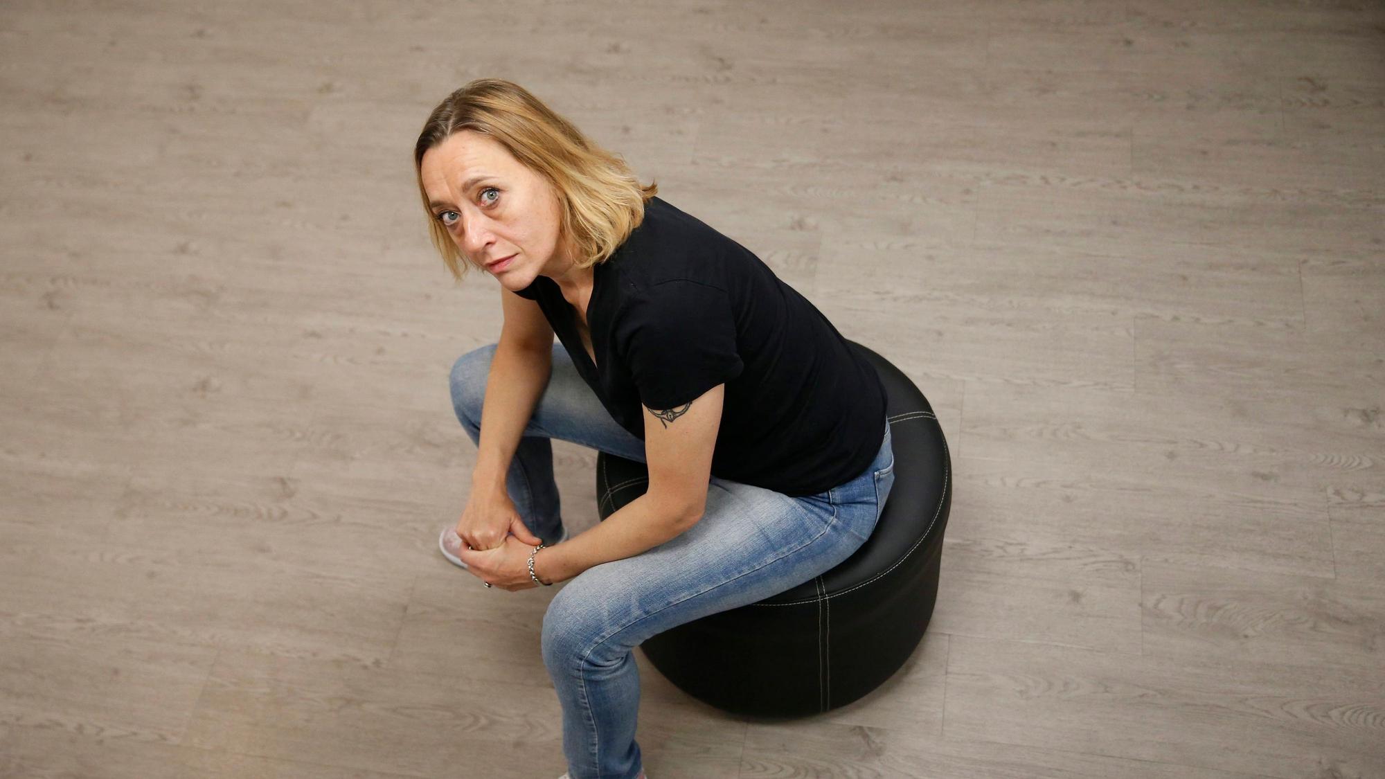 Virginie Despentes sitzt auf einem Hocker und blickt in die Kamera