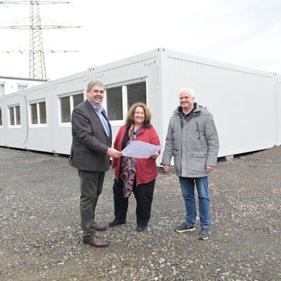 Ulrich Kowalewski, Bondina Schulze und Christian Thönelt (v.l.) stehen vor der neuen Containeranlage in Rösrath,