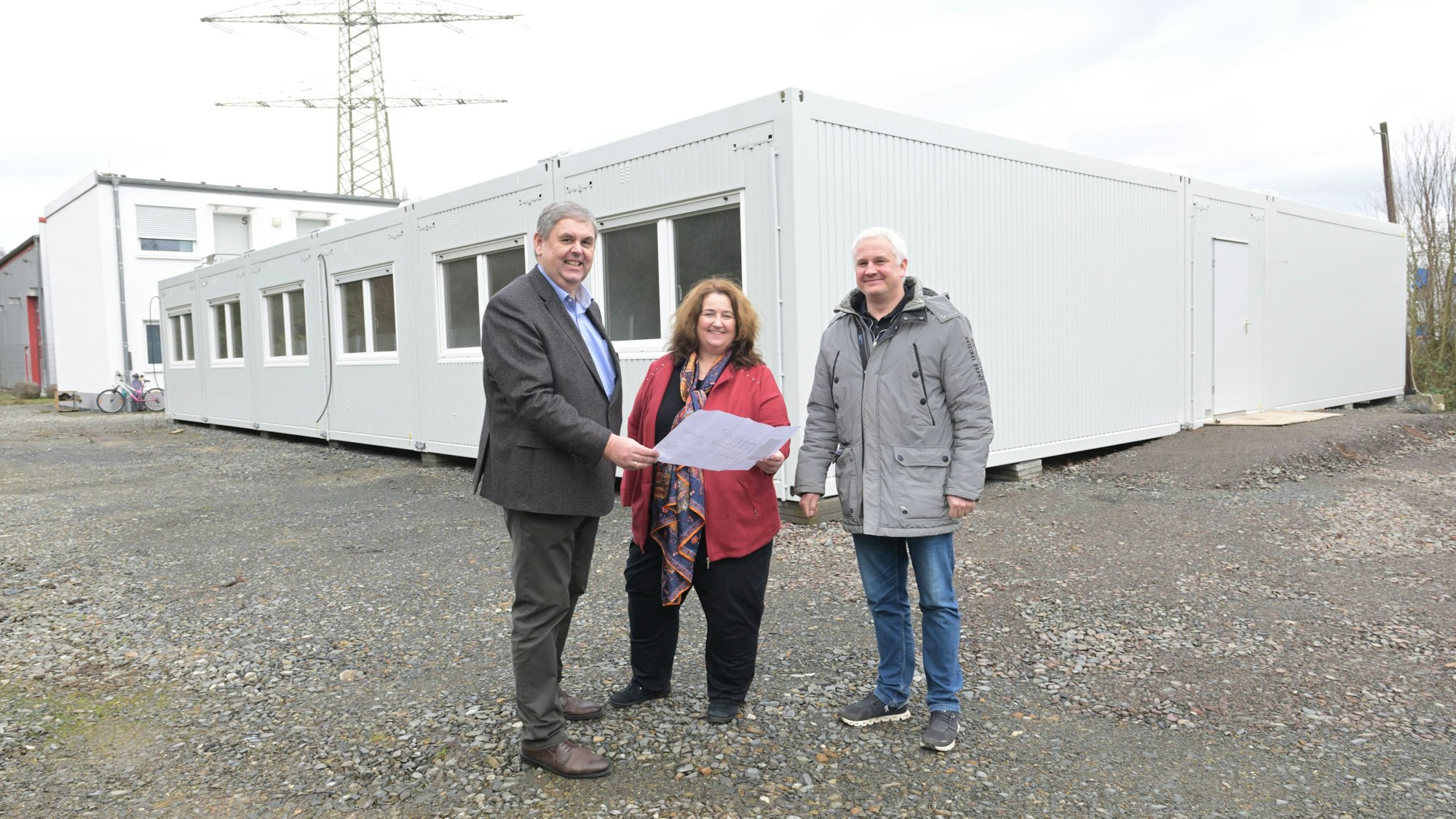 Ulrich Kowalewski, Bondina Schulze und Christian Thönelt (v.l.) stehen vor der neuen Containeranlage in Rösrath,