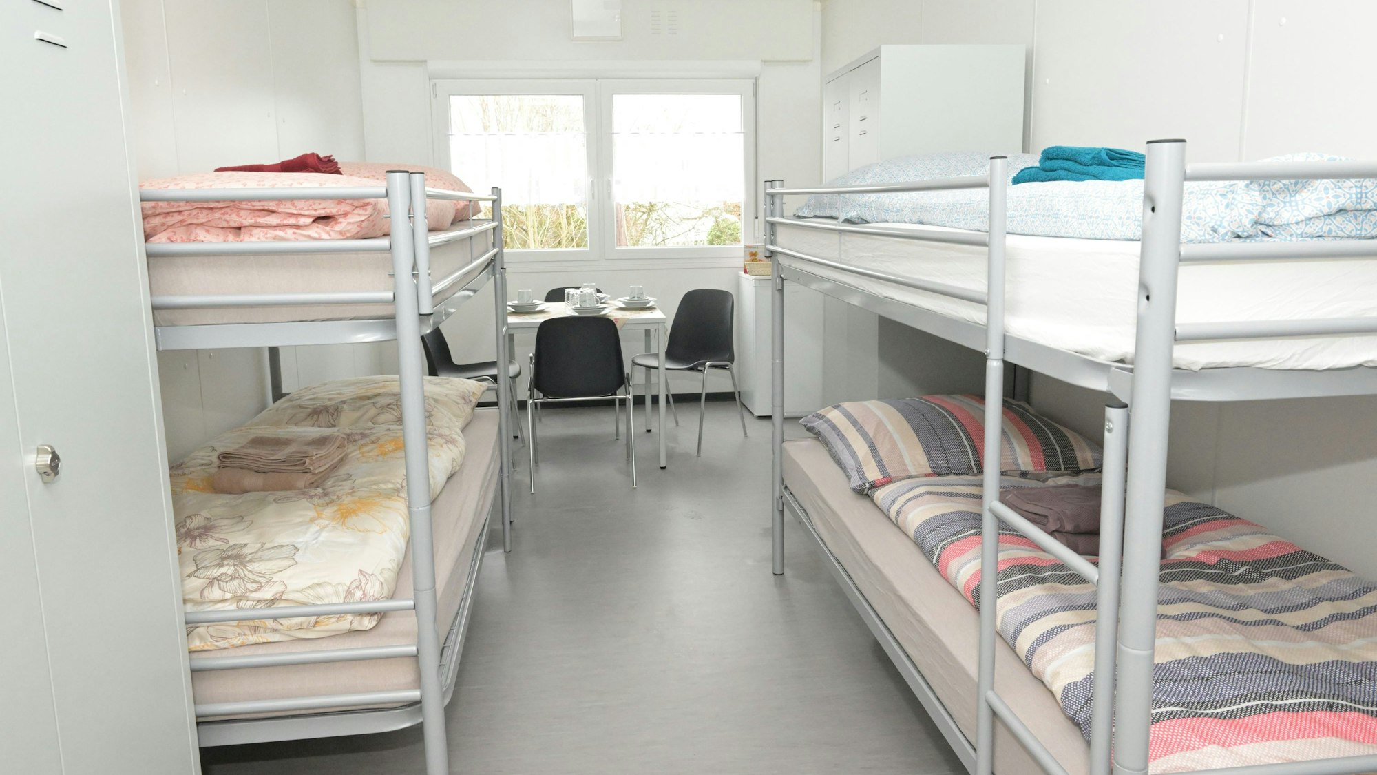 In Containern mit Mehrbettzimmern werden Flüchtlinge in der künftigen Unterkunft am Pestalozziweg in Rösrath untergebracht.