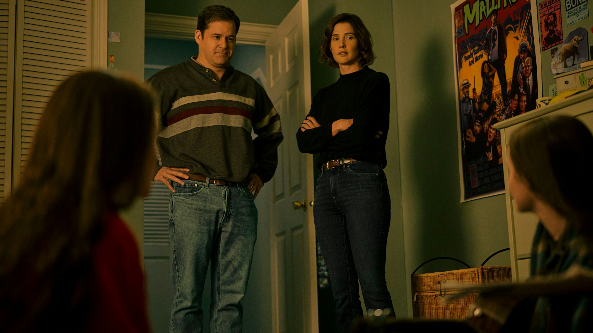 Die Eltern und die Zwillinge zusammen in einem Zimmer