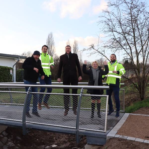 Harald Nauroschat (v.l.) vom Forscherteam, Geschäftsführer Volker Salentin, Bürgermeister Ralph Manzke, Geschäftsführende Gesellschafterin Jutta Graf und Bauleiter Tim Hammitzsch stehen auf einer neuen Brücke.