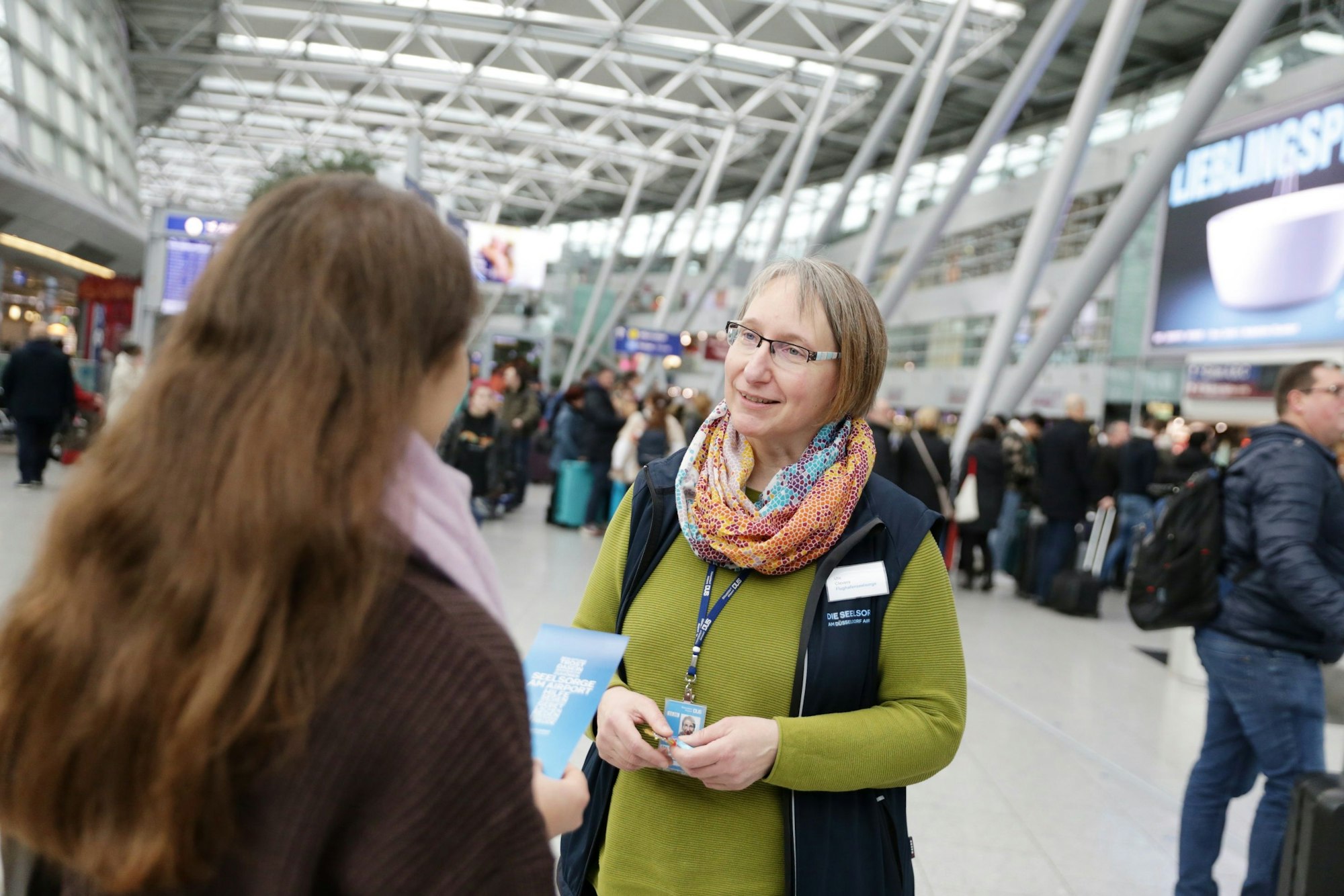 Ute Clevers spricht mit einer Reisenden.