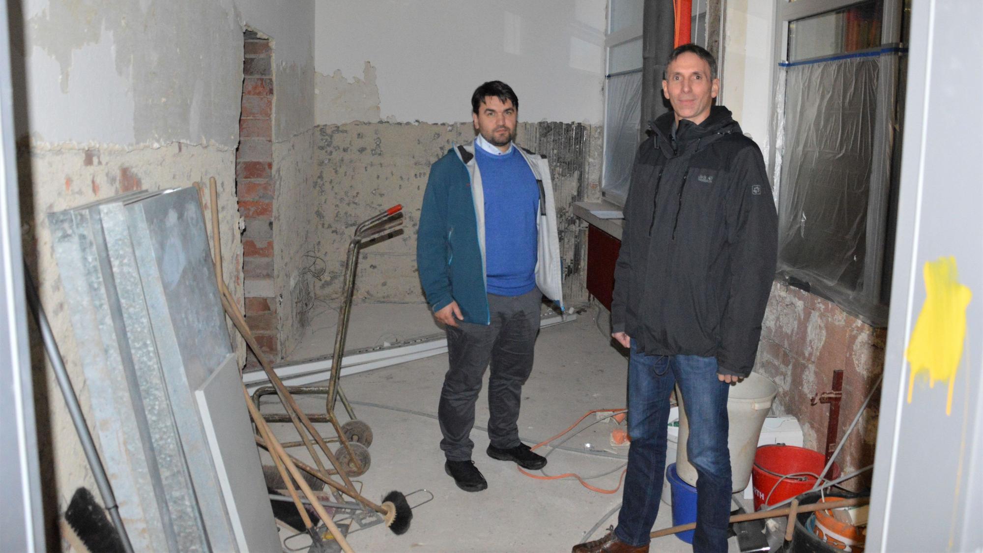 Waldemar Brost und Beigeordneter Marcel Wolter in einem baufälligen Objekt.