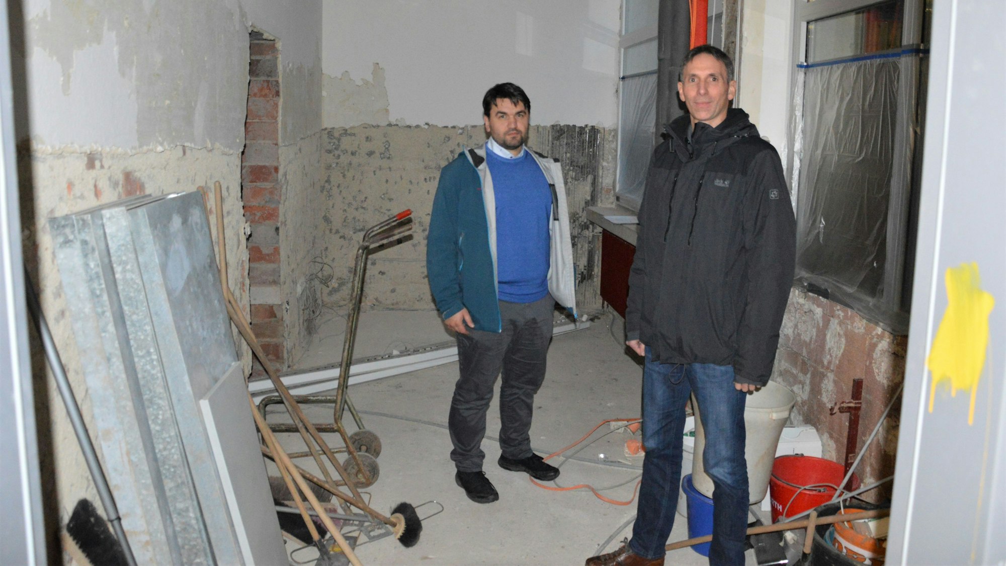 Waldemar Brost und Beigeordneter Marcel Wolter in einem baufälligen Objekt.