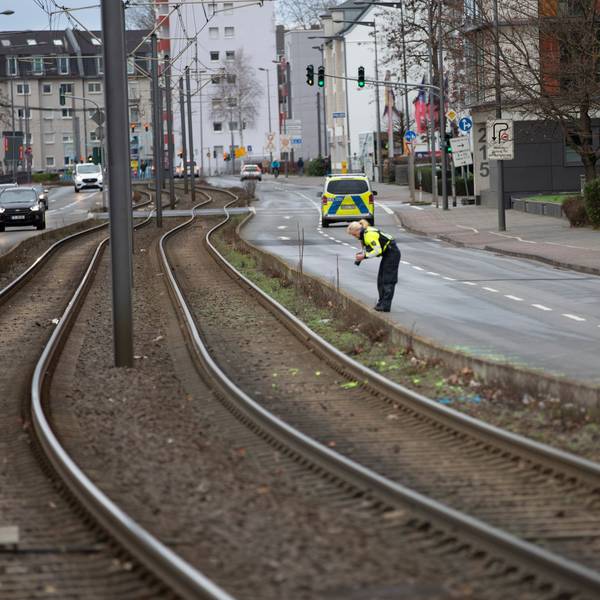 Polizisten untersuchten den Unfallort an der Siegburger Straße.
