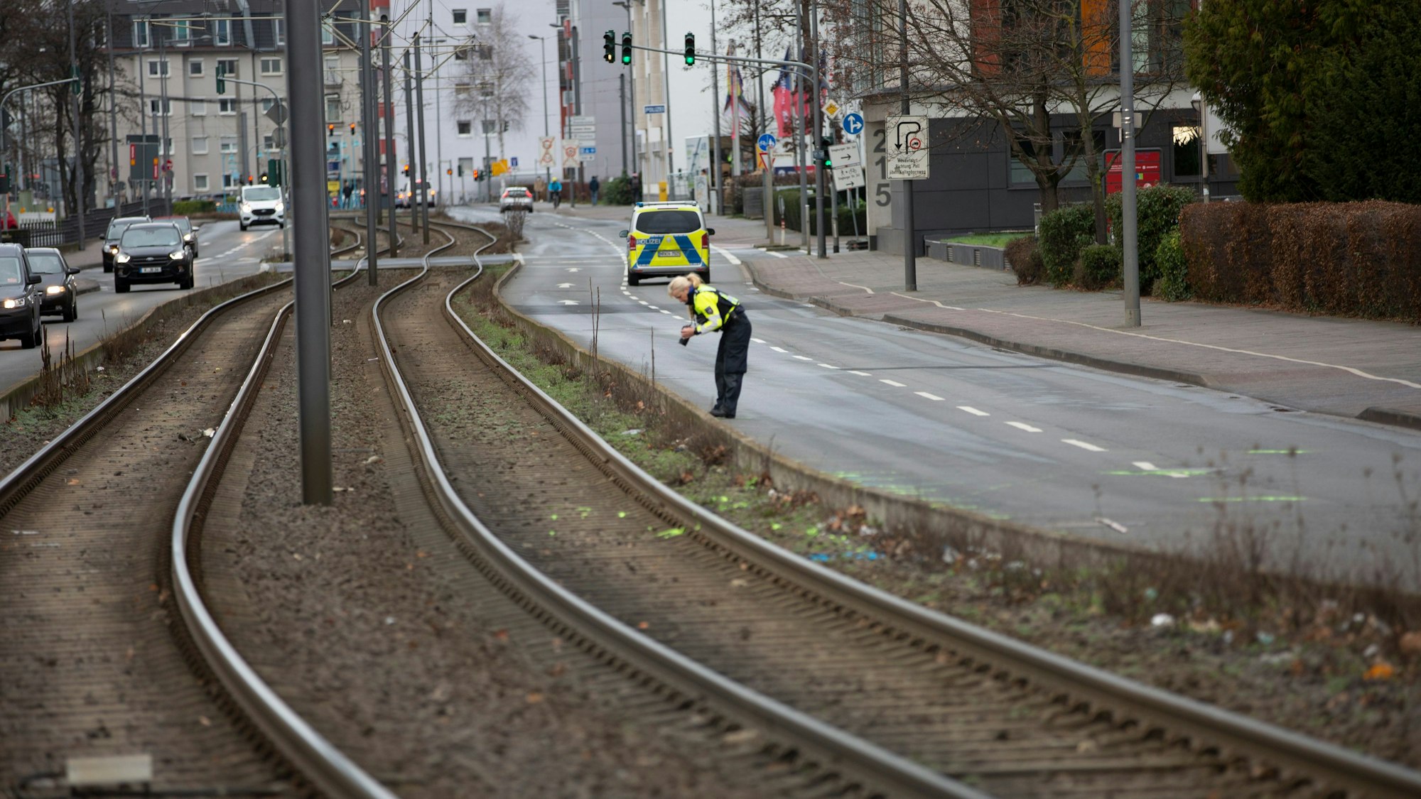 Polizisten untersuchten den Unfallort an der Siegburger Straße.