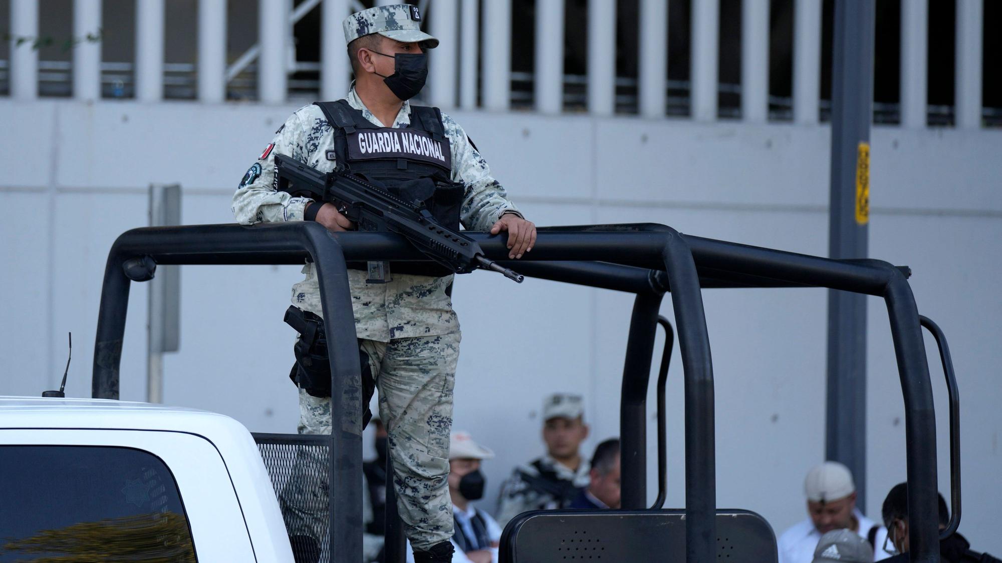 Ein Polizist der mexikanischen Nationalgarde bewacht das Gebäude der Staatsanwaltschaft.