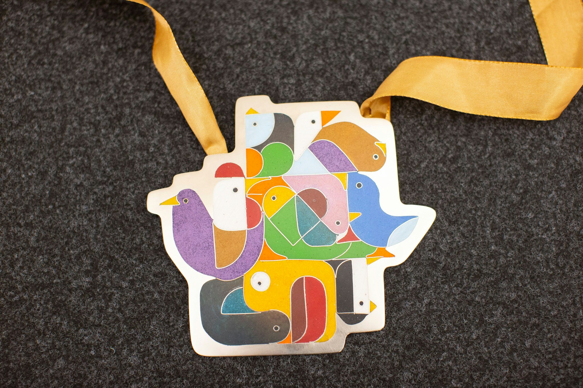 Ganz aus Emaille ist der handgefertigte Orden hergestellt.