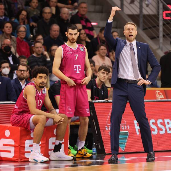 Collin Malcolm (Bonn), Sebastian Herrera (Bonn), Headcoach Tuomas Iisalo (Bonn).