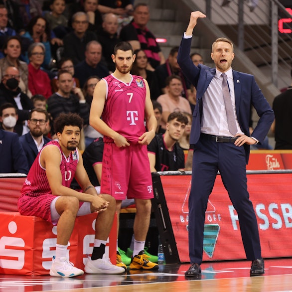 Collin Malcolm (Bonn), Sebastian Herrera (Bonn), Headcoach Tuomas Iisalo (Bonn).