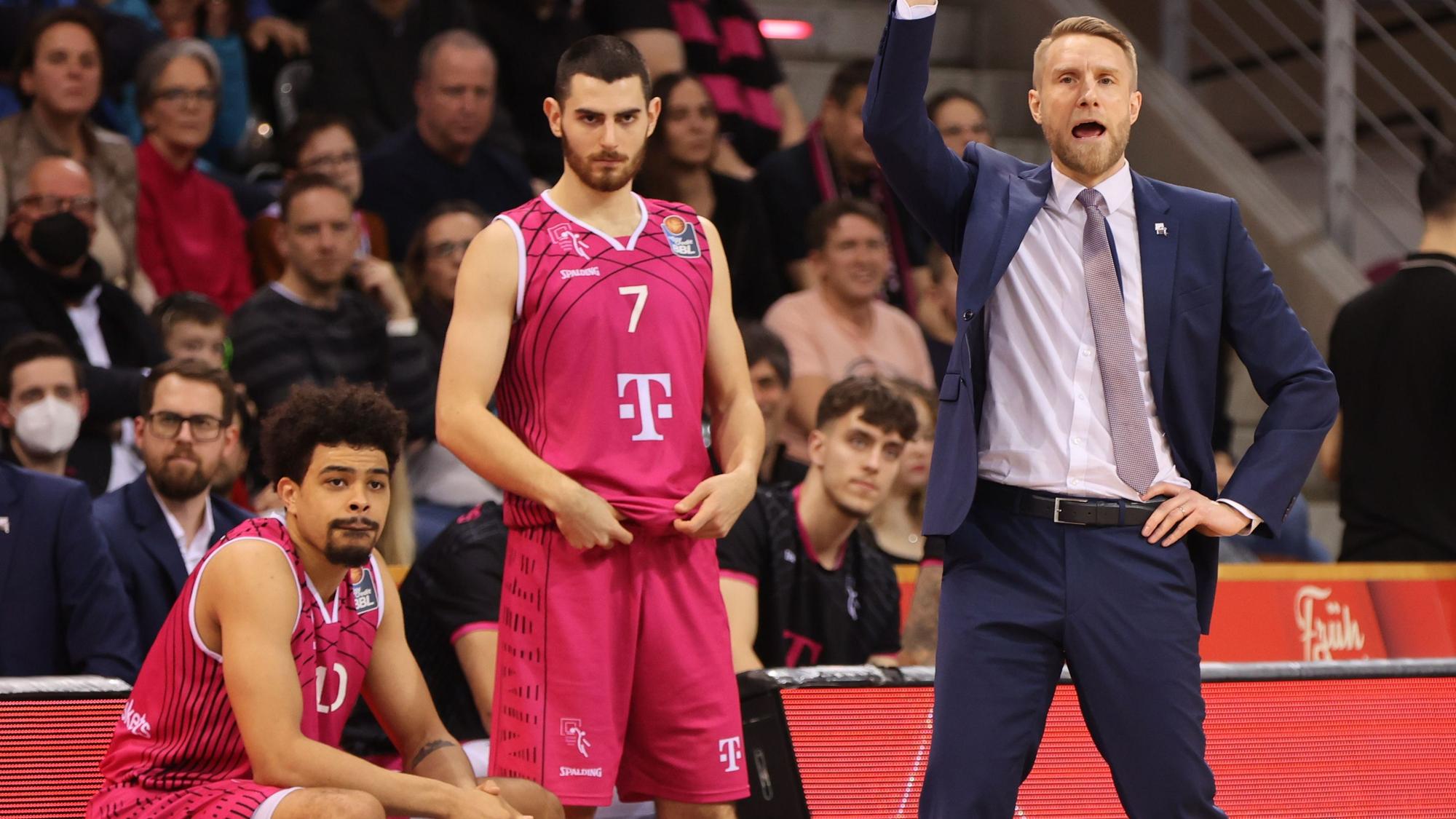 Collin Malcolm (Bonn), Sebastian Herrera (Bonn), Headcoach Tuomas Iisalo (Bonn).