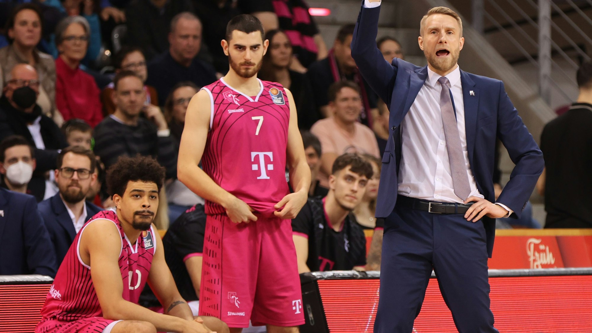 Collin Malcolm (Bonn), Sebastian Herrera (Bonn), Headcoach Tuomas Iisalo (Bonn).