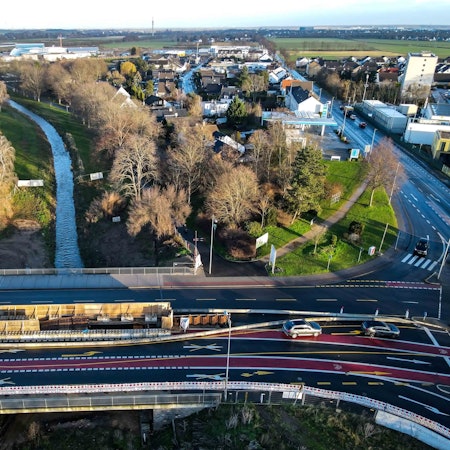 Das Luftbild zeigt die Brücke über die Erft bei der Zuckerfabrik in Euskirchen. Die Baustelle ist deutlich zu erkennen.