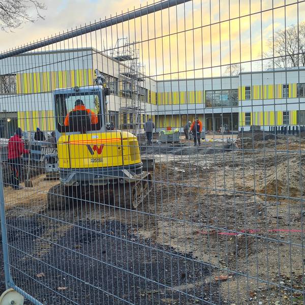 Eine Baustelle zeigt sich hinter dem Bauzaun: Beim Bau der Fortunaschule in Oberaußem wurde beim Anbringen der Fassade gepfuscht.