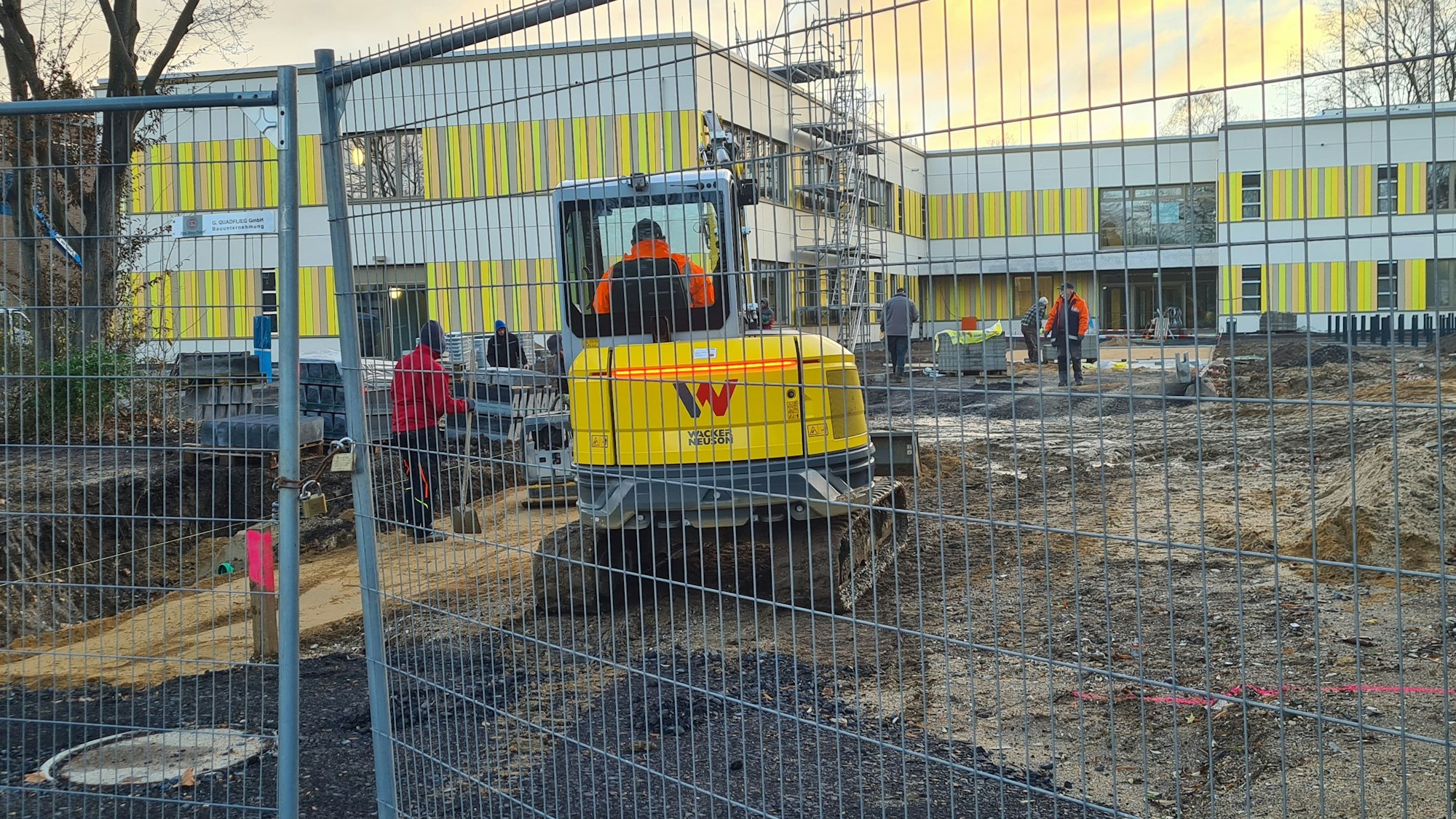 Eine Baustelle zeigt sich hinter dem Bauzaun: Beim Bau der Fortunaschule in Oberaußem wurde beim Anbringen der Fassade gepfuscht.